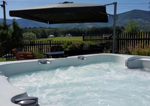 Frenstat pod Radhostem Ski Chalet | Pet-Friendly Chalupa PA with Kitchen & Hot Tub Amenities