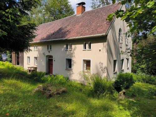Dolni Poustevna House | Cozy Chalupa Poustevník: Pet-Friendly with Hot Tub Access