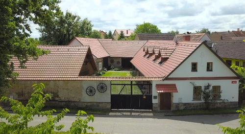 Pisek House | Guest Rated 10/10: Chalupa Semice with Pool & Kitchen