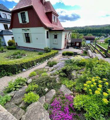 Svoboda nad Upou Villa | Delightful Chalupa Sunny Cottage with Family-Friendly Amenities
