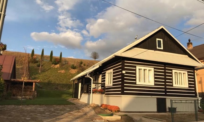 Legnava Cabin | Discover Chalupa U Dedka: Pet-Friendly Retreat with Breakfast