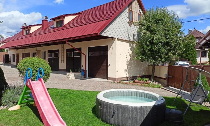 Pocitky House | Top-Rated Chalupa u Mikeše: Family-Friendly with Hot Tub