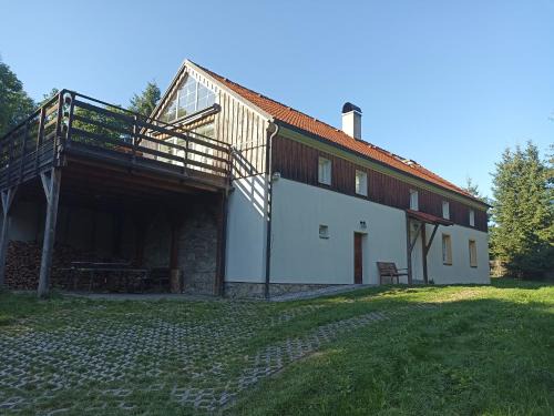 Bela nad Radbuzou Villa | Beautiful Chalupa v Českém lese: Pool & Oceanfront Bliss