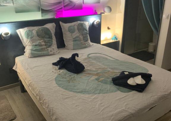 Saint-Saturnin-les-Avignon Bed & Breakfast | Cozy Double Room in Villa with Pool & Ocean View