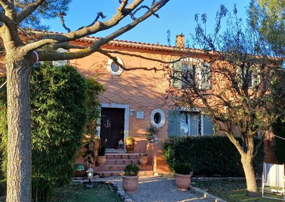Saint-Saturnin-les-Avignon Bed & Breakfast | Elegant Chambre d’Hôte Lavande with Pet-Friendly Amenities