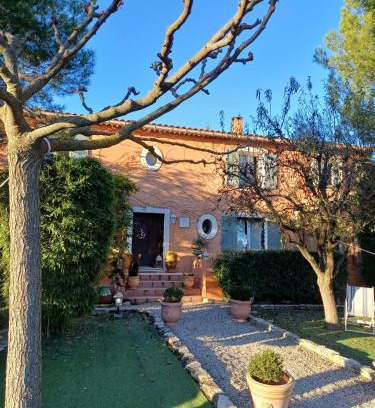 Saint-Saturnin-les-Avignon Bed & Breakfast | Discover Oceanfront Serenity at Suite Tournesol Retreat