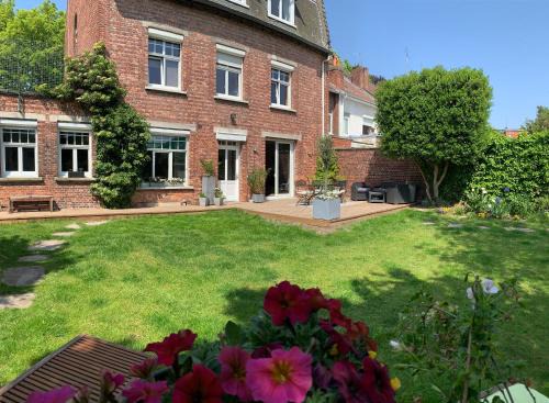 Tourcoing House | Delightful Stay at Chambre au Petit Chateau - Rated 9/10