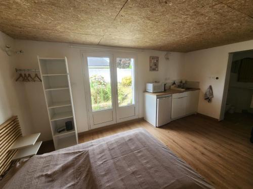 Orvault Apartment | Chambre avec cuisine et sdb privative, au calme