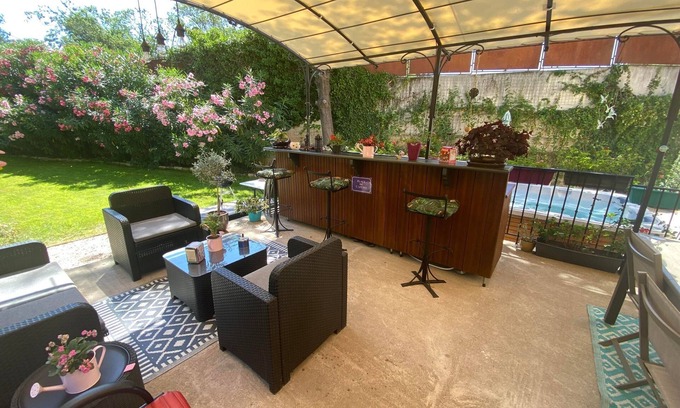 Draguignan Bed & Breakfast | Indulge in a Jacuzzi Retreat with Exceptional Amenities