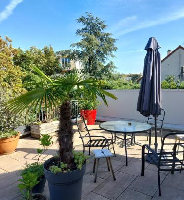 Rueil-Malmaison House | Inviting Mezzanine Room in an Artist's Home, Child Friendly