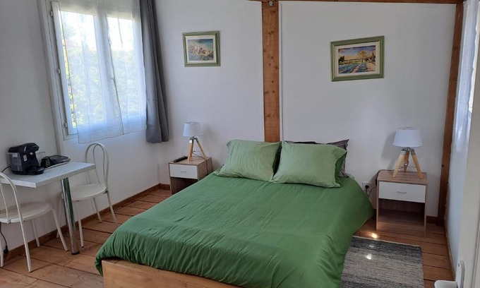 Rognes Bed & Breakfast | Cozy Chambre Basilic: Ideal for Piano Festival Getaway