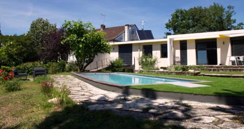 Brive-la-Gaillarde Bed & Breakfast | Inviting Chambre BEAUSEJOUR with Oceanfront Pool Access