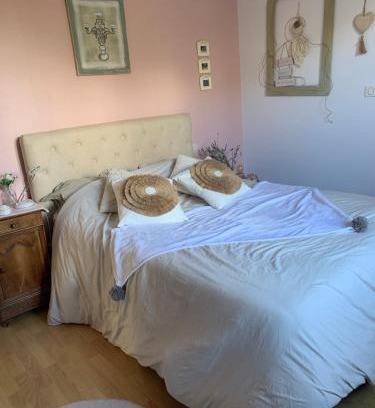 Yvre-l'Eveque House | Cozy Room Near the Circuit with Inviting Pool Access