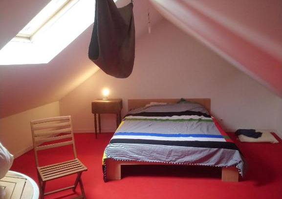 Ivoy le Pre House | Cozy Guest Room in Historic Red House with Kitchen Access