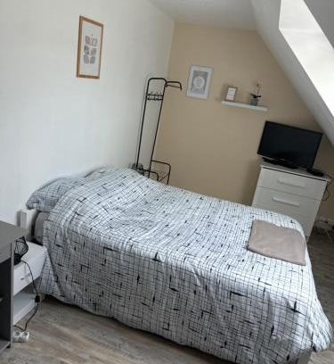 Glos House | Welcoming Family Retreat at Chambre chez Thomas