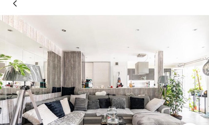 Vaulx-en-Velin Bed & Breakfast | Cozy Chambre: Family & Pet-Friendly Retreat Awaits