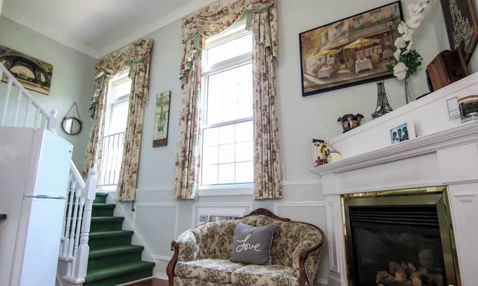 Bracebridge Apartment | Chambre D'Amour: Delightful Lake View Retreat Awaits