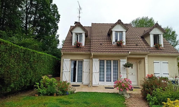 Le Mesnil-Saint-Denis House | Cozy Chambre d'Hôte Minutes from Versailles, Family-Friendly