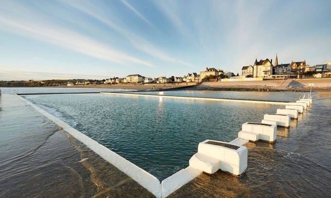 (le) Mesnil Hue Bed & Breakfast | Seaside Escape with Private Pool in Manche - Double Perspective