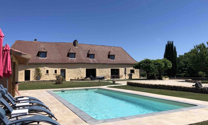 Baneuil Bed & Breakfast | Relax at Chambre D'hôte du Domaine des Deux Ânes Retreat