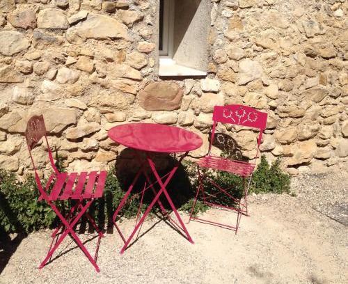 Cabrieres-dʼAigues House | Cozy Chambre d'hôte Geiko: Pet-Friendly Getaway Awaits