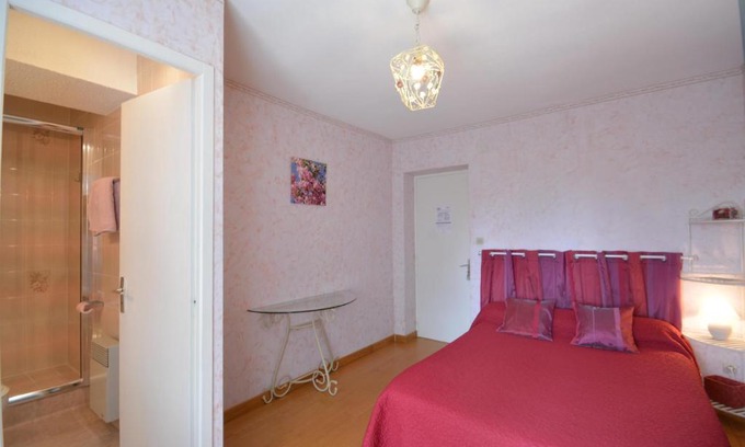 Grillon Bed & Breakfast | Inviting Chambre d'Hôtes Au Vieux Chêne with Kitchen Access