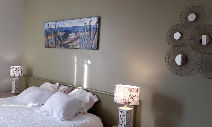 Saint-Macaire House | Oceanfront Escape at Chambre d'Hôtes de L'Abricotier
