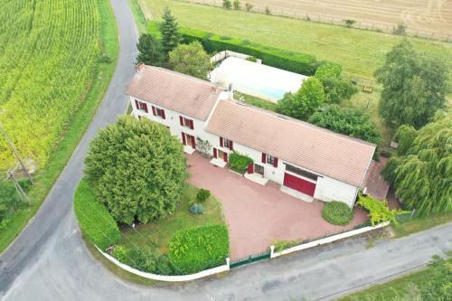 Berthegon House | Relax at Chambre d'hôtes des Gâtines with Oceanfront Pool