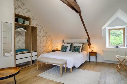 Plescop Bed & Breakfast | Inviting Chambre d’hôtes Douce Heure de Chêne with Pool