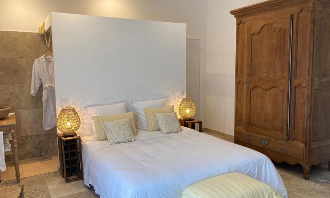 Cabrieres-dʼAigues House | Elegant Retreat at Chambre d'hôtes de la cime with Pool