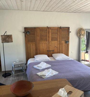 Notre-Dame-de-Riez Bed & Breakfast | Relax at Chambre d'Hôtes Les Trois Châteaux with Pool