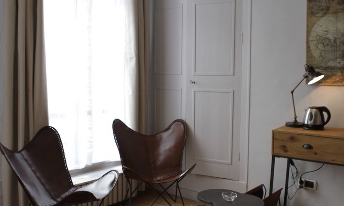 Centre Ville Bed & Breakfast | Discover Jules Verne: Garden-View Retreat with Breakfast