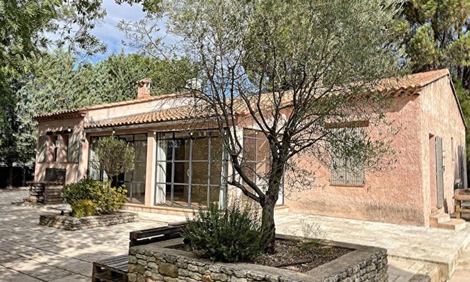 Rustrel Bed & Breakfast | Family-Friendly Retreat at Chambre d’hôtes l’Orange Bleue