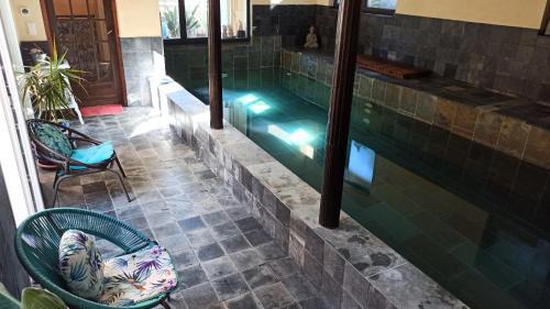Pons Bed & Breakfast | Serene Escape at Chambre d'Hôtes La Grenade Bleue