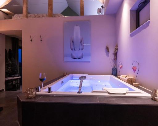 Boeseghem Bed & Breakfast | Relax at Le Cottage Suite with Private Spa & Hot Tub