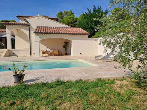 Piolenc Bed & Breakfast | Oceanfront Retreat at Chambre d'hôtes les Cigales - 9.6/10