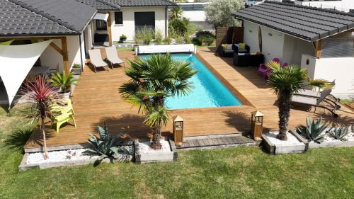 Mios Bed & Breakfast | Oceanfront Getaway at Chambre d'hotes les Iris - Rated 9.5