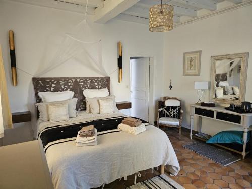 Corme-Royal Bed & Breakfast | Top-Rated Chambre d'Hôtes LES ROCHES with Oceanfront Pool