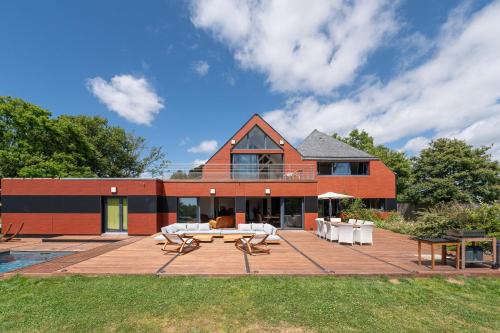 Ploeren Bed & Breakfast | Discover Ty Castel: Family-Friendly Retreat With Pool