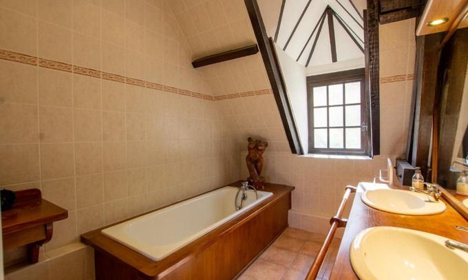 Saint-Amand-de-Vergt Bed & Breakfast | Oceanfront Retreat: Chambre d'hotes IRIS with Pool Access