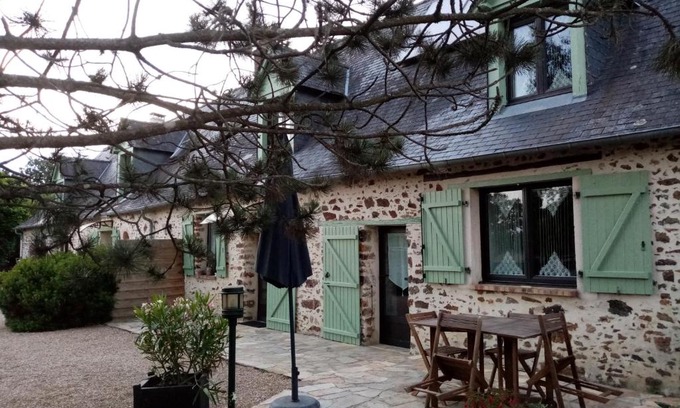 Saint-Ouen-des-Toits Bed & Breakfast | Beautiful Oceanfront Retreat at Chambre d'hôte La Roussière