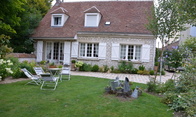 Provins Bed & Breakfast | Discover Le Clos de Provins: Perfect for Families and Dining