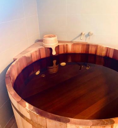 Pourrieres Bed & Breakfast | Japanese-Inspired Room with Hot Tub – Guest Rated 10/10