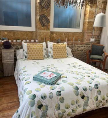 Cazeres-sur-l'Adour House | Cozy Room in a Historic School with Child-Friendly Amenities
