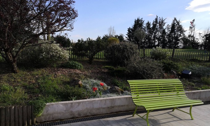 Dommartin Villa | Relaxation Awaits at Chambre Dans un Havre de Paix