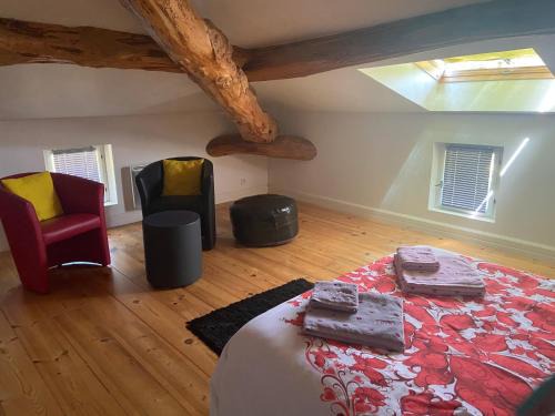 Verlhac-Tescou Bed & Breakfast | Comfortable Oceanview Room for Two with Child-Friendly Amenities