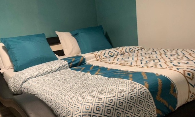 Antony Bed & Breakfast | Cozy Double Room with Private Shower in Antony