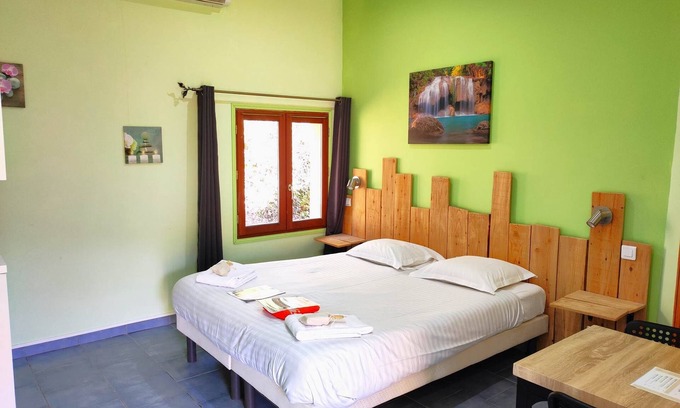 Vitrac Apartment | Pet-Friendly Double Room in Beynac with Pool & Spa
