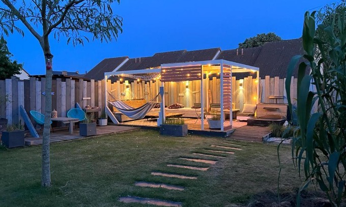 Roeze-sur-Sarthe Bed & Breakfast | Beautiful Double Room with Private Bath & Pool Access