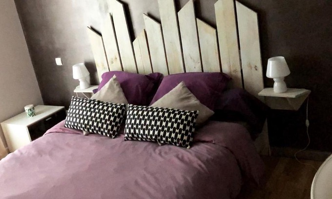 Sainte-Cecile-les-Vignes Bed & Breakfast | Oceanfront Retreat with Pool and Pet-Friendly Options